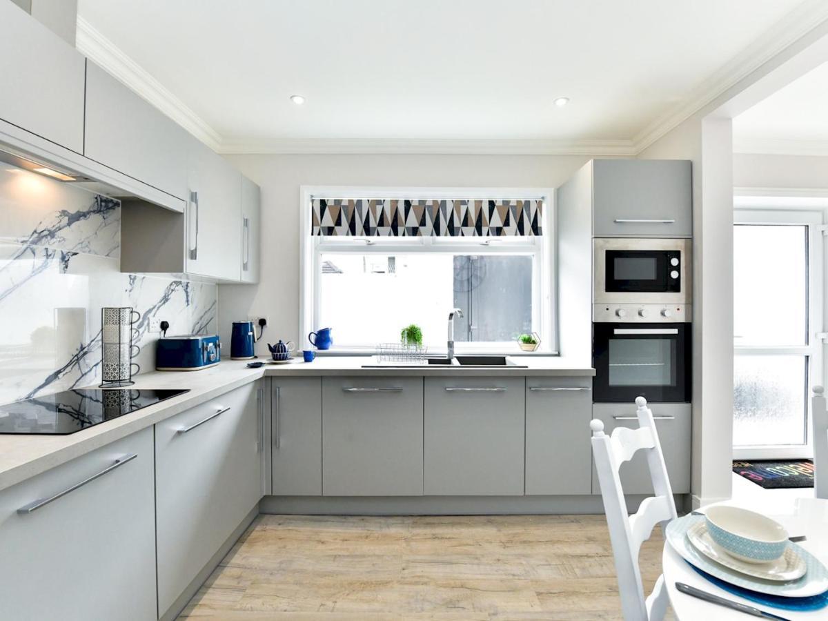 Pass The Keys Newly Refurbished Modern Bungalow - Pets Welcome Villa Swansea Exterior photo